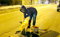 俄美女难忍家乡道路太破 夜晚自己动手修路(组图)