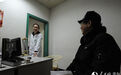武汉女医生腿打石膏拄拐杖坐诊