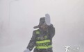 吉木乃县风吹雪 交警冒雪指挥交通