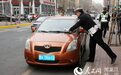哈尔滨市交警部门全天巡控严查“黄道牙子”边违停