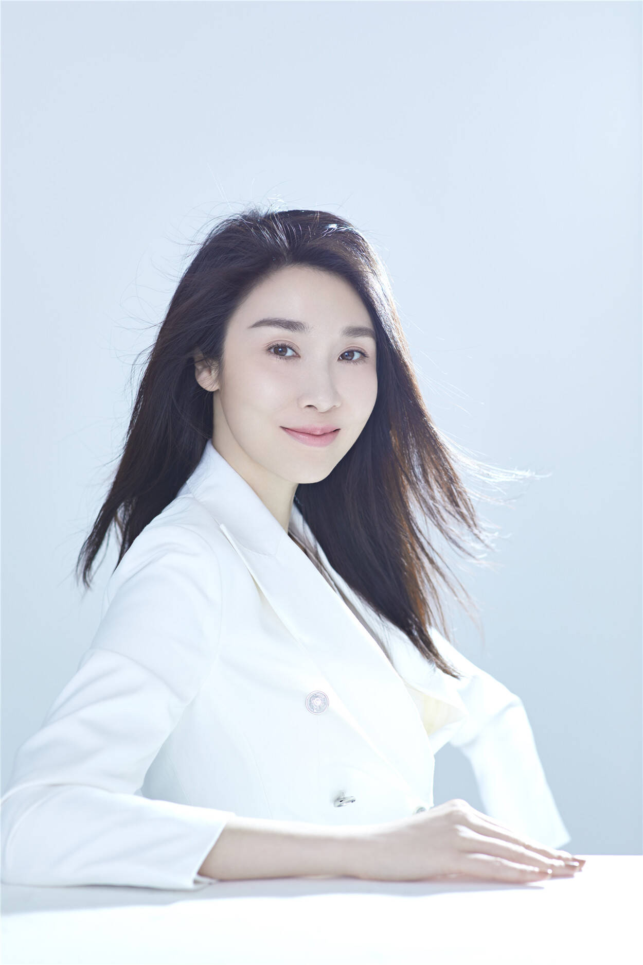 陈丽娜演绎气场知性美 职场御姐范十足