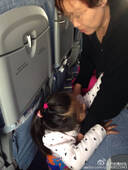 小女孩奶奶让孩子飞机地板上小便