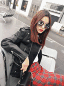 率性,是这套搭配带给人们的第一感觉,机车风格的外套加上格子的鱼尾