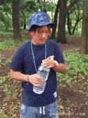 凤凰时尚 智能抓取    搞笑gif:从来没见过这么不要脸的老太太!