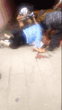 建兴两老人当街互殴,老大爷被按在地上,被茶杯砸脑壳