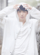 让我们一起看看他的穿衣经,有哪些好看的搭配值得我们借鉴呢,妹子们