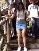 姑娘你下楼梯这两条大长腿是怎么了