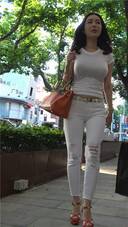 美女街拍:白T恤搭配破洞白裤,一身白的靓丽丰