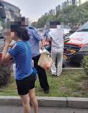 女子掌捆公交车色狼被割脖颈,猥亵女生的