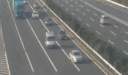 高速公路上的护栏竟然横穿后座!只因司机一
