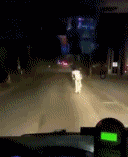 搞笑gif图:当熊孩子哭闹时,看孩子的你是不是也这样?