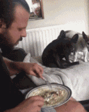 搞笑gif图:不得不说,美女你的口味实在是太独特了