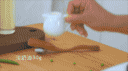 step1:大火烧开水,放入青豆煮一分钟,然后熄火;漏勺滤去水,将青豆放入