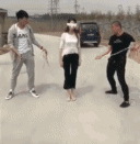 搞笑gif图:撩汉就服这位姐姐,这身材能低调点吗