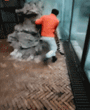 配图   视频中,一名男子一手持手机,一手拖拽老虎的尾部