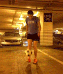 搞笑gif图片:小兄弟注意点,她妈妈在旁边呢