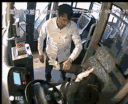 公交女司机劝阻男乘客抽烟 被暴打5分钟(动图)
