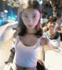 一打开相机自拍,闺蜜都出现了,镜头一下子全满了