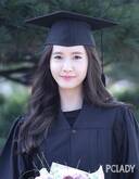 少女时代——秀英   另一位思密达女神就是少女时代的秀英,手拿毕业证