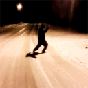 小李子命犯冰雪 在光滑的马路上打出溜滑