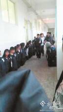 云南一学校学生集体下跪 当事人:游戏输家自愿