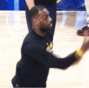 总有刁民想害朕!詹皇热身被球狠狠砸脸|gif