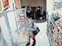 整个过程被便利店的监控镜头拍下并上传到youtube