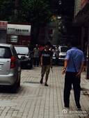 媒体称福州一疑似失恋男子在路边持刀欲砍人