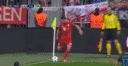 糗大了!阿隆索罚角球踢中旗杆 险些绊倒自己(gif)