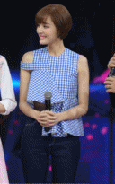 浏览大图 清新蓝白格小上衣搭配微喇牛仔裤,清新小淑女~白色运动鞋更