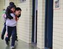 四川一残疾少年无法行走，同学背他6年上学