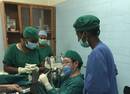 中国军医跪地手术半小时 救埃塞俄比亚男童(图)