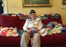 86岁老大爷自学编织做帽子 帮助了300多个早产儿
