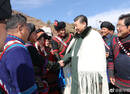 彝族同胞向习近平敬献查尔瓦 唱起《留客歌》