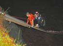 9岁男孩被困河中孤岛 警察消防深夜搭“桥”救援