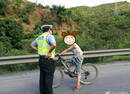 云南12岁男孩骑车上高速找妈妈迷路 民警助其回家