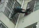 邯郸小学生被防护网卡半空，老兵奋不顾身攀窗救人