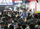 武汉“高台警长”送走30万旅客后 妻女接他回家