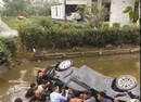 江苏南通：小轿车翻入河道，11村民下河救人