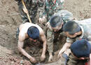 四川两工人被垮塌泥土掩埋，50多名路过武警徒手挖人