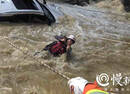 转弯不慎车辆掉入湍急河流 重庆消防员横渡救女司机