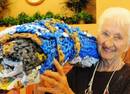 470年降解不了的塑料袋 被80岁奶奶织成毯子送给流浪汉