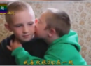患有唐氏症的弟弟亲吻照顾他的哥哥，满满都是爱