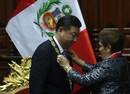 习近平接受秘鲁国会主席授予的“大十字勋章”