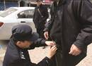 南京警察当街帮失禁老人穿好裤子：人老了也有尊严