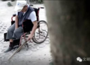 江苏：残疾老人6年坚持义务扫街(图)