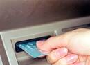 看到ATM机里插着卡显示余额12万 他等了失主2小时