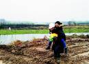 武汉一工程师遇患胃溃疡妇女，背她走过百米泥路