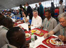 暖心！国际奥委会主席巴赫与难民代表团共进午餐(图)