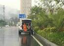 警察打开车后尾箱盖 陪环卫工一起避雨(图)